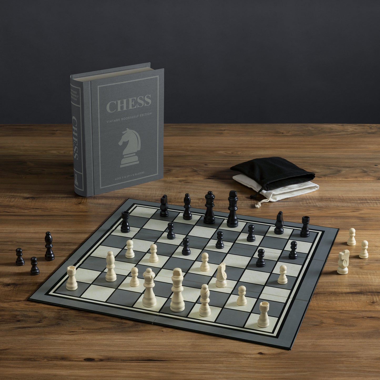 Ajedrez_juego_de_mesa_en_forma_de_libro_decorativo