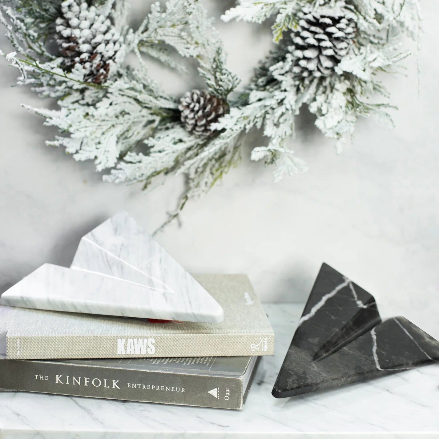 Avion_marmol_negro_decoracion_blanco