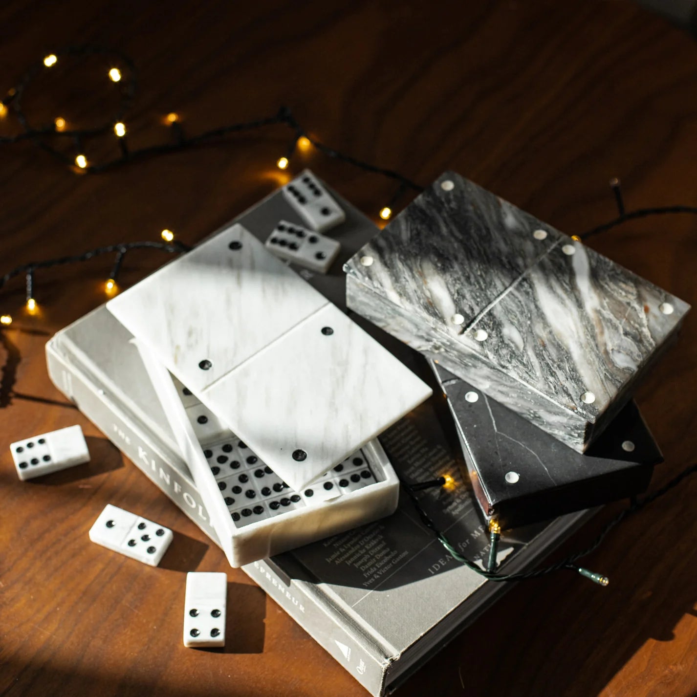 Domino_marmol_gris_decoracion_blanco