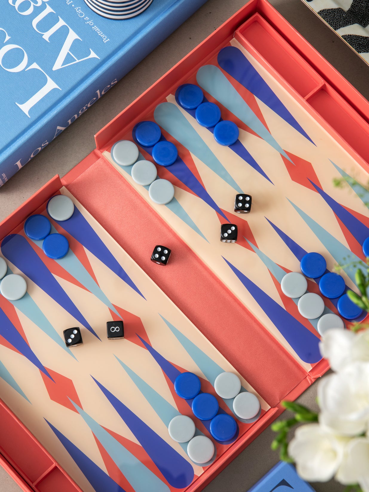 Backgammon_juego_de_mesa_Printworks_libro_decorativo_Lifestyle_2